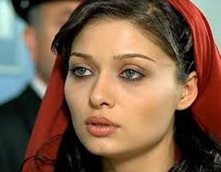 Nurgül Yeşilçay çarşafa girdi