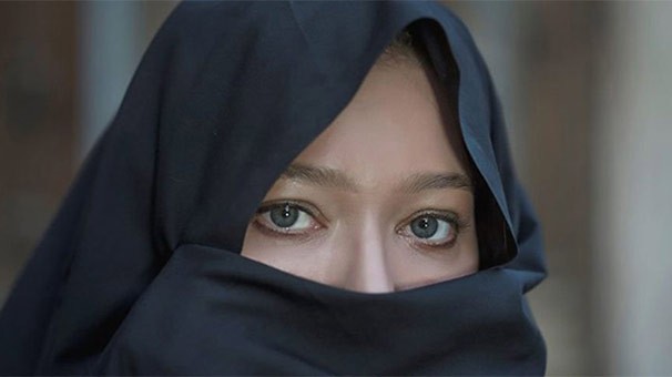 Nurgül Yeşilçay çarşafa girdi