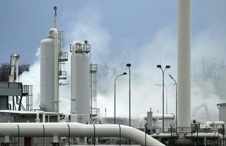 Avusturya'daki  doğalgaz patlamasından ilk görüntüler! Arabalar bile eridi...