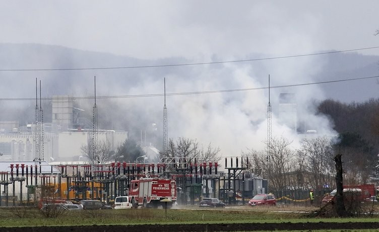 Avusturya'daki  doğalgaz patlamasından ilk görüntüler! Arabalar bile eridi...