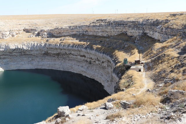 Konya'da oluşan dev obruklar köylüleri tedirgin ediyor