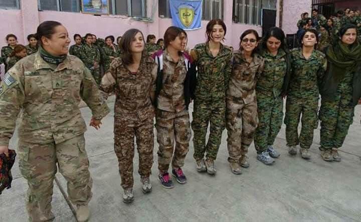 ABD'li asker YPG'lilerin halayının başını çekti