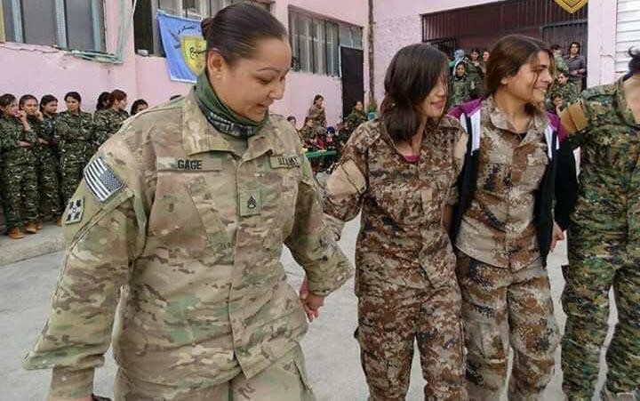 ABD'li asker YPG'lilerin halayının başını çekti