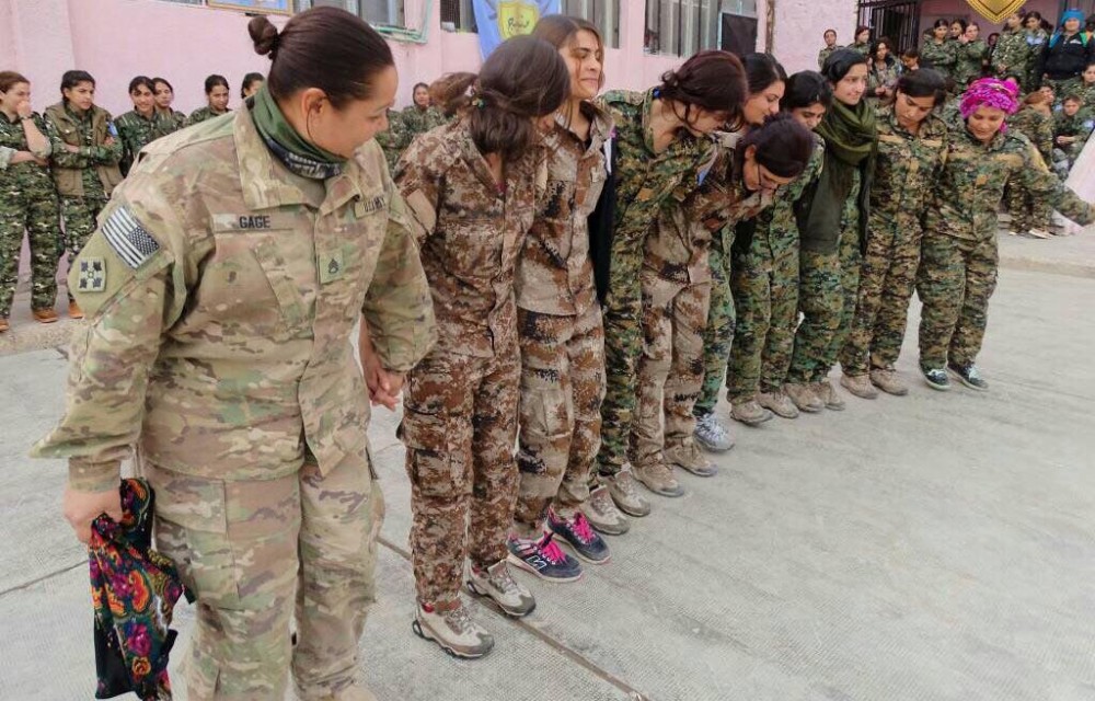 ABD'li asker YPG'lilerin halayının başını çekti