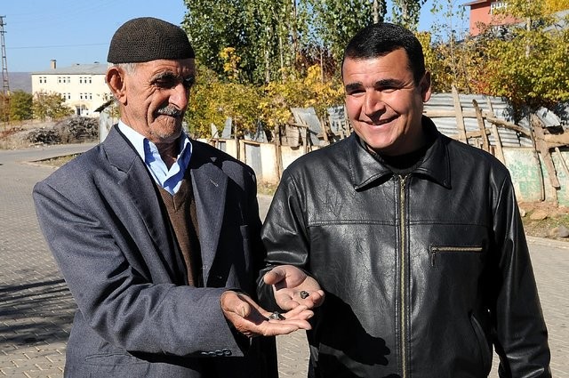 Taşı alan ‘Para eder mi?' diye üniversiteye koşuyor