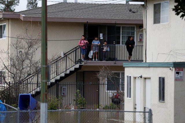 California'da evlerini su basan yaklaşık 200 kişi kurtarıldı