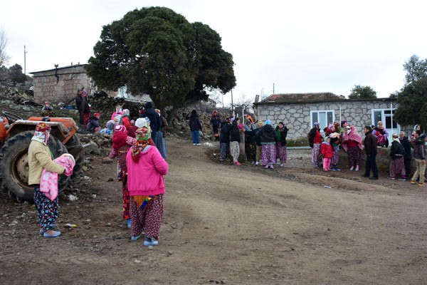 Ayvacıklılar geceyi çadırlarda geçirdi