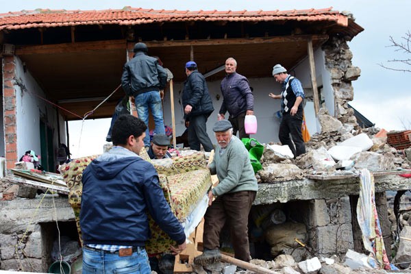 Ayvacıklılar geceyi çadırlarda geçirdi