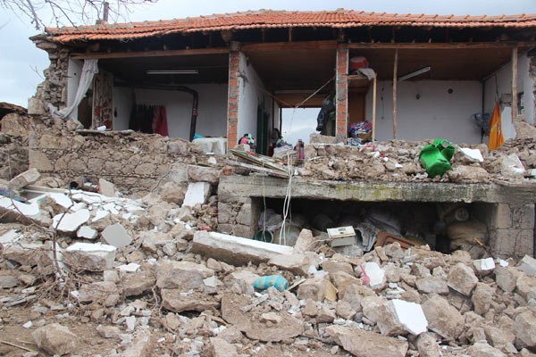 Ayvacıklılar geceyi çadırlarda geçirdi