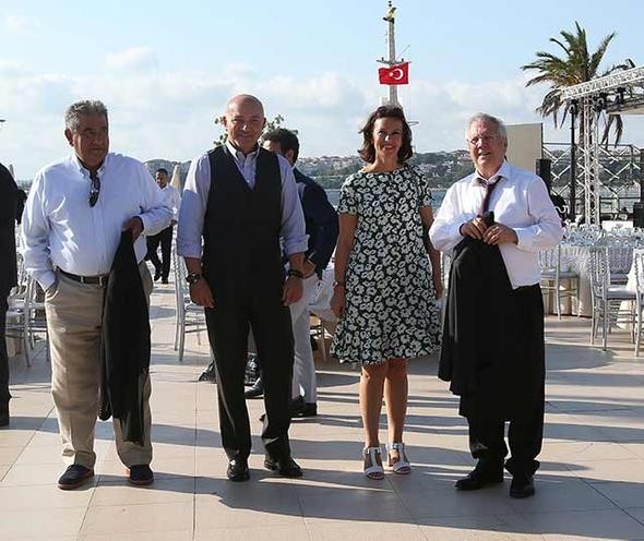 Aziz Yıldırım ile Ferit Şahenk'ten locada sürpriz zirve