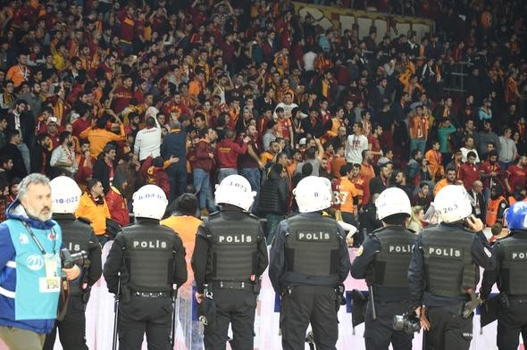 Galatasaray-Fenerbahçe derbisinde ortalık karıştı