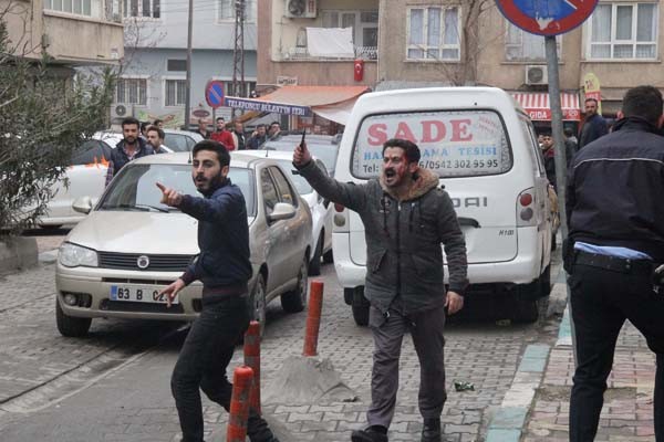 Bakan korumaları silahlı kavgaya müdahale etti