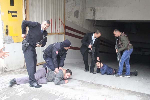Bakan korumaları silahlı kavgaya müdahale etti
