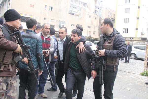 Bakan korumaları silahlı kavgaya müdahale etti