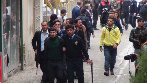 Bakan korumaları silahlı kavgaya müdahale etti