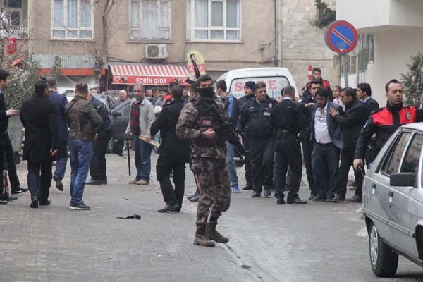 Bakan korumaları silahlı kavgaya müdahale etti