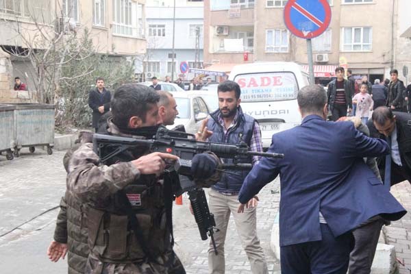 Bakan korumaları silahlı kavgaya müdahale etti