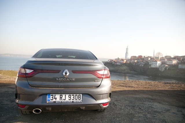 Bir yıl boyunca 'Yılın otomobili' logosunu reklamlarında kullanacak