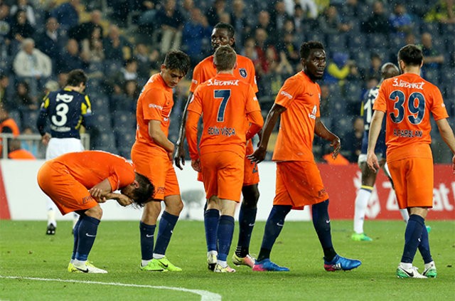 Emre Belözoğlu sosyal medyayı salladı!