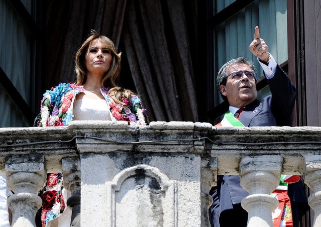Melania Trump'ın ceketi dudak uçuklattı