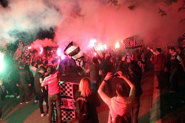 Beşiktaş'ın şampiyonluğu tüm yurtta kutlanıyor