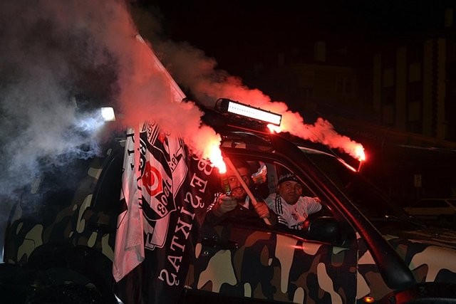 Beşiktaş'ın şampiyonluğu tüm yurtta kutlanıyor