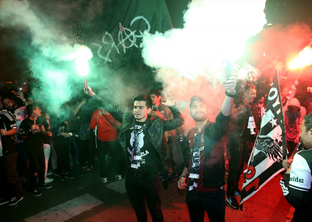 Beşiktaş'ın şampiyonluğu tüm yurtta kutlanıyor
