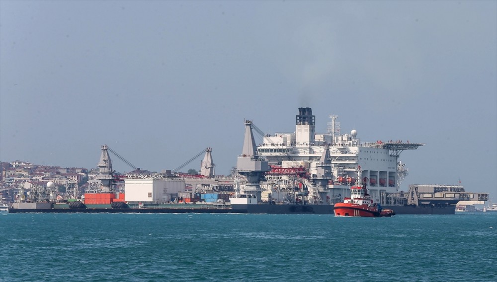 Dev gemi İstanbul Boğazı'ndan geçiyor