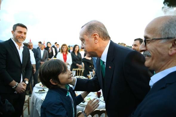 Cumhurbaşkanı'nın iftarında ünlüler geçidi