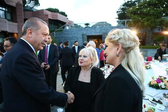 Cumhurbaşkanı'nın iftarında ünlüler geçidi
