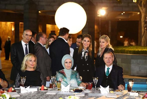 Cumhurbaşkanı'nın iftarında ünlüler geçidi