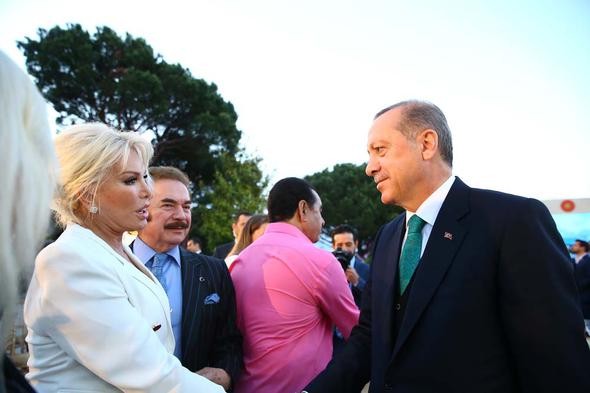 Cumhurbaşkanı'nın iftarında ünlüler geçidi