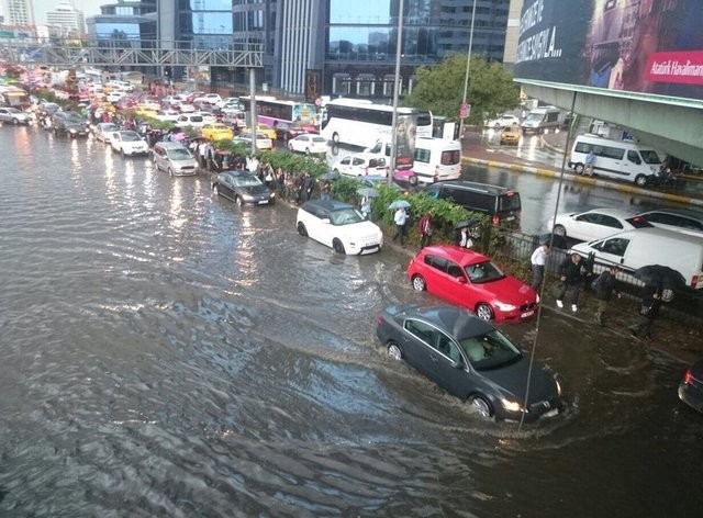 İstanbul'da hayatı felç eden sel felaketinden yeni görüntüler