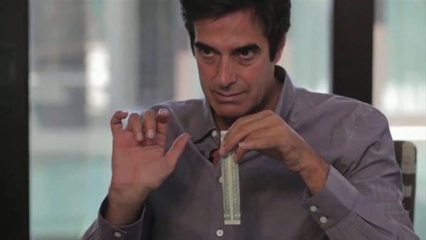 David Copperfield para ile yaptığı gösterinin hilesini açıkladı.
