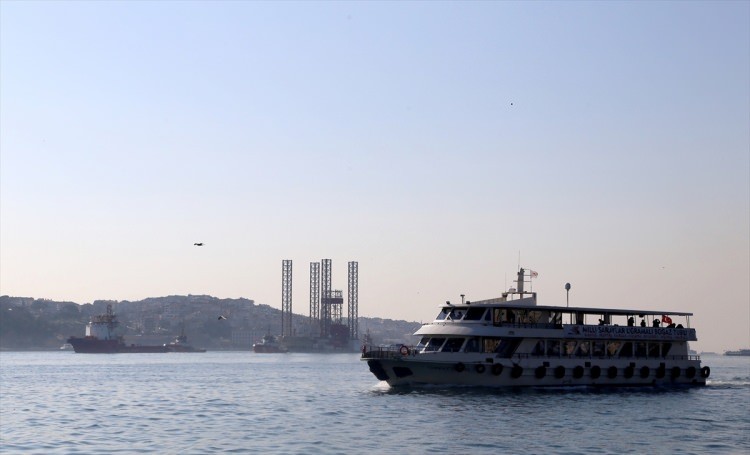 Dev petrol platformu İstanbul Boğazı'nda