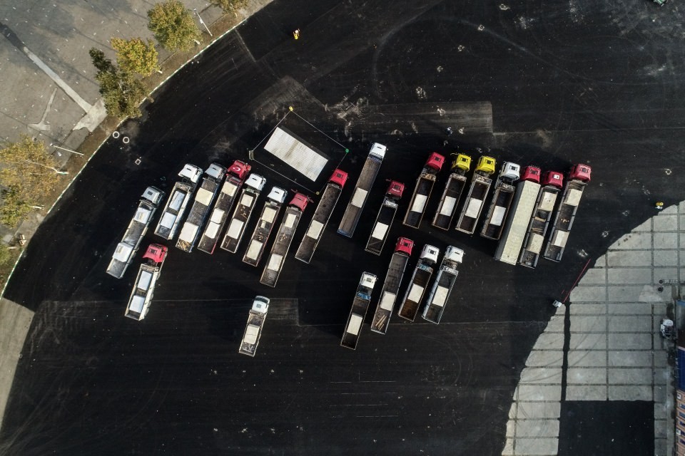 Yaklaşık bin 300 tırla taşındılar