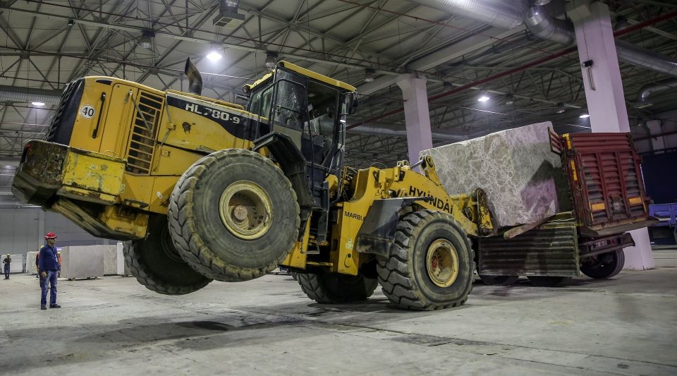 Yaklaşık bin 300 tırla taşındılar