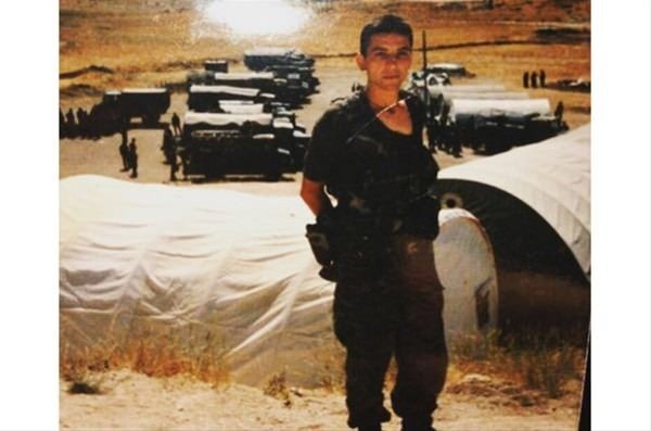 İşte ünlülerin askerlik fotoğrafları