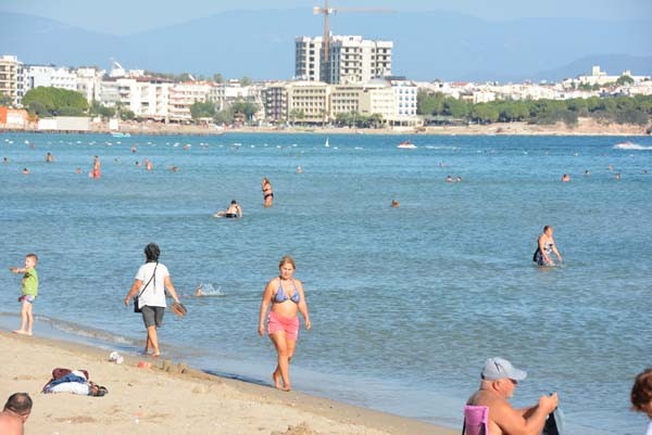 Yerli ve yabancı turistler Aydın sahiline akın ettiler!
