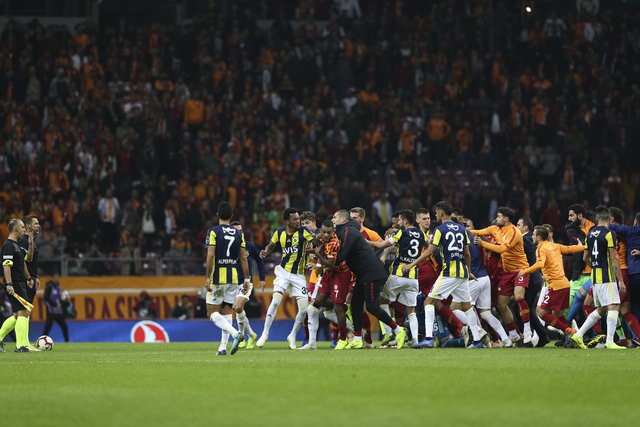 Galatasaray - Fenerbahçe derbisinde büyük kavga