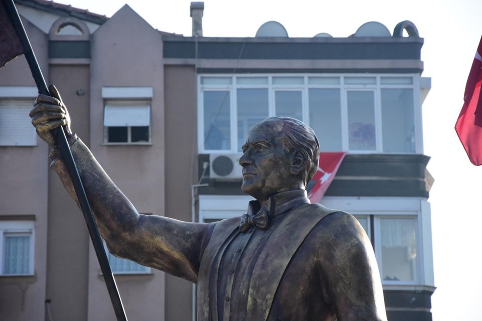 Atatürk'e benzemeyen Atatürk heykeli yeniden yapıldı