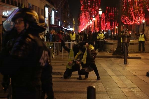 Dmitri Peskov'un kızı Paris'teki eylemlere katıldı