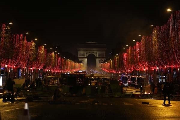 Dmitri Peskov'un kızı Paris'teki eylemlere katıldı