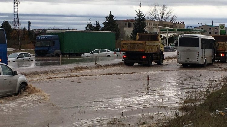 Edirne yağmura teslim oldu! Camlardan atladılar