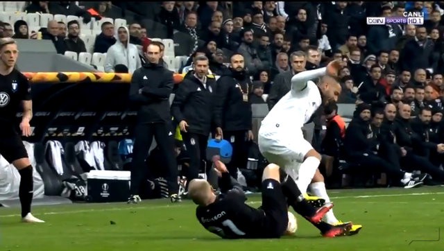 Quaresma'ya kırmızı kart tepkisi