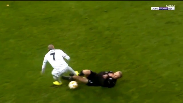 Quaresma'ya kırmızı kart tepkisi