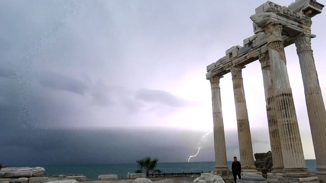 Apollon Tapınağı'nda şimşek şöleni