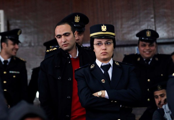 Mursi ve Mübarek ilk kez mahkemede yüzleşti
