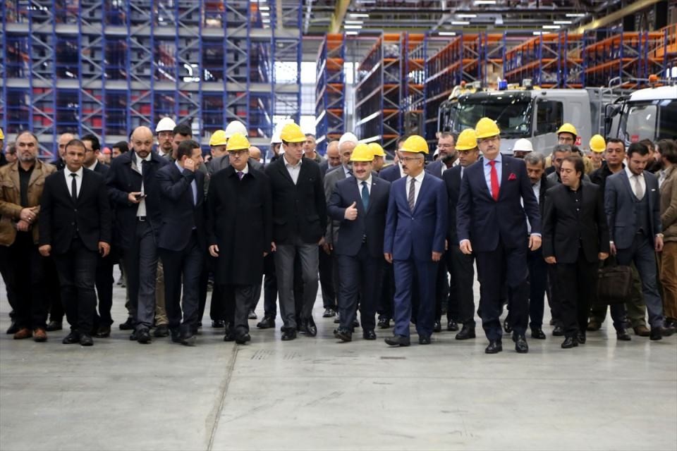 Bakan Varank zırhlı askeri araç kullandı