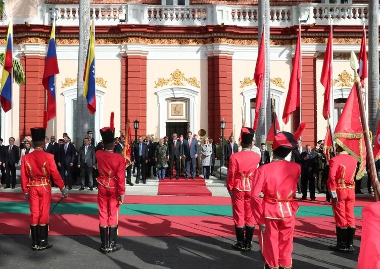 Maduro'dan dikkat çeken hareket! Türk bayrağı...
